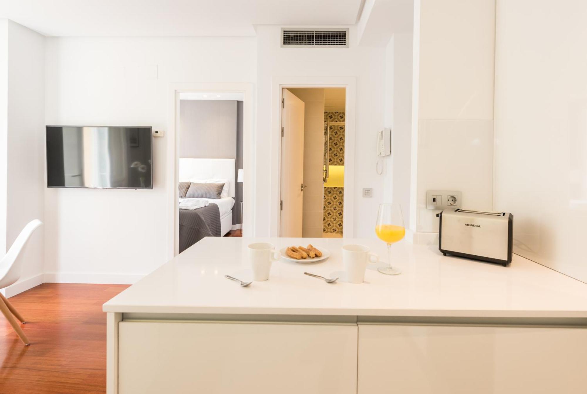 Santa Ana Plaza Apartment Madrid Room photo