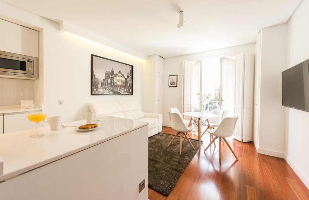 Santa Ana Plaza Apartment Madrid Exterior photo